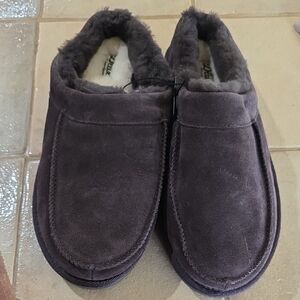 Dluxe By Dearfoams Men's Plush Brown Slip-On Slippers
